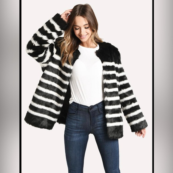 Frame Black and White Faux Fur Jacket – Size XSLuxe & Statement Outerwear